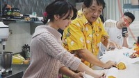 Bersama dengan salah satu ahli pastry Indonesia, Yongki Gunawan. Dea Annisa terlihat sedang membuat cake roll. Wah, kayaknya enak tuh. Foto: Instagram @deaannisa