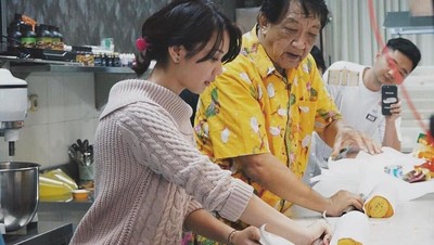Pernah Belajar Kuliner di Korea Selatan, Ini 10 Aksi Memasak Dea Annisa!