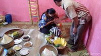 Warga yang ingin memotong rambut gimbal anaknya bak seperti orang yang punya hajatan. Kepercayaan warga setempat untuk memotong rambut gimbal pun harus memilih hari yang baik dengan perhitungan secara Jawa (Eko Susanto/detikTravel)