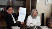 Pengacara Ratna Sarumpaet menunjukkan bukti somasi kepada Dishub DKI Jakarta