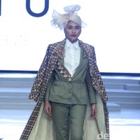 Koleksi terbaru ETU by Restu Anggraini ini dengan mengangkat tema Poetic Breeze di Indonesia Fashion Week 2018, Jakarta Convention Center. Sabtu [31/3/2018]. [Foto: mohammad Abduh/Wolipop]