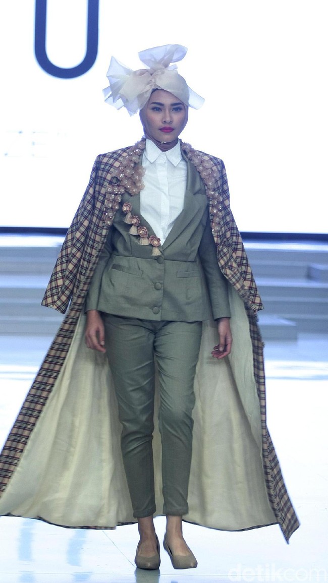 Koleksi terbaru ETU by Restu Anggraini ini dengan mengangkat tema Poetic Breeze di Indonesia Fashion Week 2018, Jakarta Convention Center. Sabtu [31/3/2018]. [Foto: mohammad Abduh/Wolipop]
