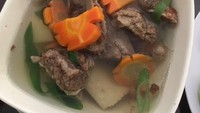 Jodeelem menyantap sop iga sapi yang segar dengan irisan wortel dan kentang. Sop Iga Sapi... seger dan bikin keringetan, tulisnya. Wah, tinggal tambah nasi hangat nih! Foto: Instagram jodeelem