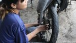 Foto: Aksi Penambal Ban Berparas Geulis di Garut yang Viral