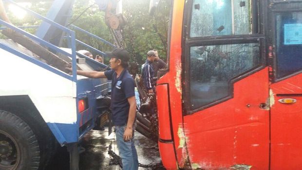 Bus mengalami rusak parah di bagian kaca depan.