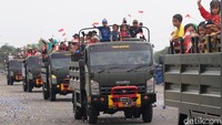 Sejumlah masyarakat juga ikut bergabung dalam parade HUT TNI AU.