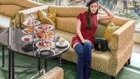 Jamie terkenal sebagai kolektor tas mewah, Hermes. Hidupnya penuh kemewahan sehingga tak heran bila ia sering menikmati afternoon tea seperti ini. Foto: Instagram ec24m