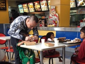 Melihat Anak Pengemis Dibelikan Makan Siang, Pria Ini Terharu Dengar Kisahnya