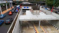 Ada pula beberapa pekerja yang sedang mengelas beberapa sisi skywalk serta menambal beberapa atap di skywalk kawasan Kuningan yang artinya pengerjaan jembatan ini masih disempurnakan. 