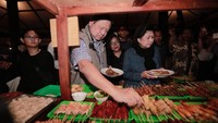 Setibanya di lokasi, SBY menuju kursi di selatan Pendopo Lawas. Selanjutnya, SBY bersama Ibu Ani menuju Angkringan Pendopo Lawas di timur Alun-alun untuk mengambil menu. Foto: dok. Partai Demokrat