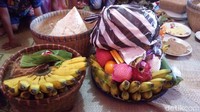 Di depan si anak terdapat sejumlah sesajen, jajan pasar, ketan wajik, tumpeng, ingkung, pisang raja, nasi maupun lainnya. Selain itu, dibuat tangga berjalan dari tebu dan pisang raja (Eko Susanto/detikTravel)