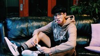 Duh, makan stik cokelat aja gayanya keren banget! Devano juga mengikuti jejak sang kakak, lho. Bulan lalu ia dikabarkan mengeluarkan sebuah single pertamanya. Foto: Instagram @devdanendra Foto: Istimewa