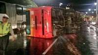 Foto: Bus TransJ terguling pada Senin 9 April 2018 sekira pukul 04.30 WIB. Bus terguling menutupi sebagian badan jalan. Foto akun twitter @TMCPoldaMetro