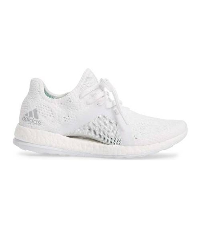 Jiwa petualang dari seorang Sagitarius mengharuskannya memiliki sneakers yang nyaman namun stylish untuk dibawa traveling atau pemakaian sehari-hari. Sneakers Adidas yang ringan ini adalah solusinya.