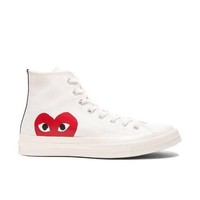 Aquarius punya karakter yang menyenangkan dan kreatif, untuk itu pilihan sneakers putih pun harus sama playfulnya. Misalnya sneakers dari Converse dengan logo hati ala Comme de Garcons berikut ini.
