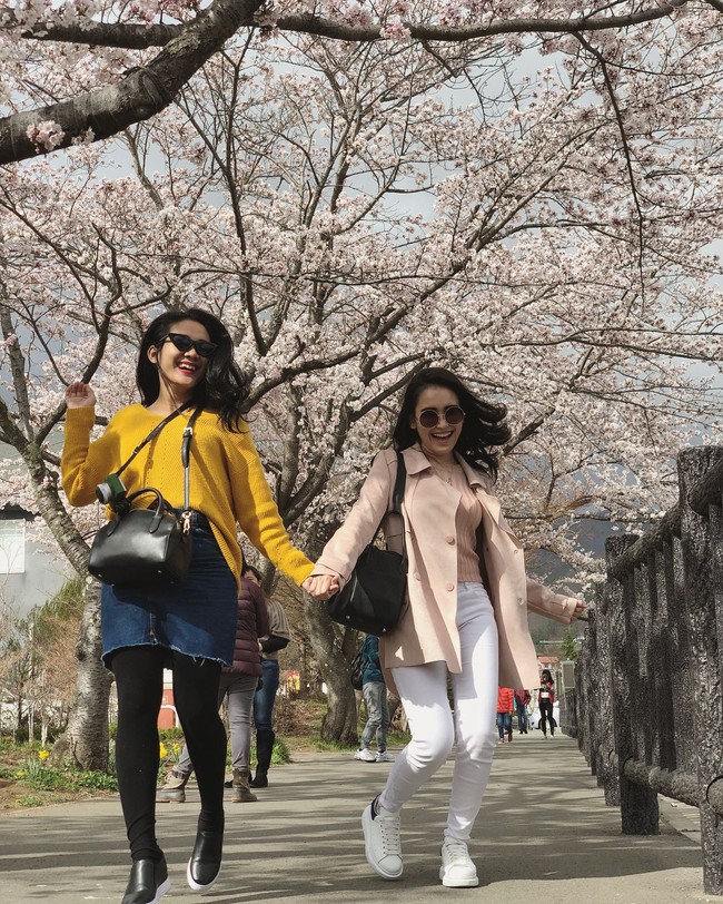 Extended sole sneakers dari brand Alexander McQueen yang dipakai Ayu Ting Ting saat liburan ke Jepang ini harganya sekitar Rp 8 jutaan. Foto: Instagram