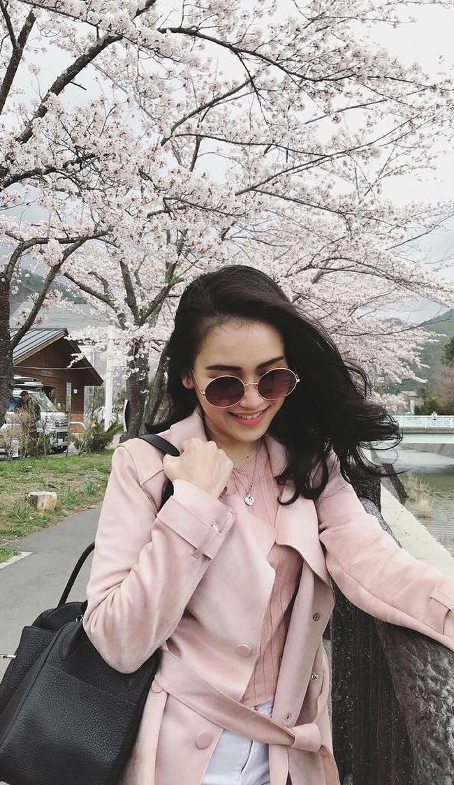 Inilah penampilan Ayu Ting Ting menenteng tas berharga ratusan juta rupiah berwarna hitam saat liburan di Jepang bersama keluarganya. Tas yang dibawanya itu merupakan merek Hermes seri Lindy yang harganya US$ 7.850. Foto: Instagram