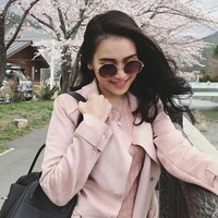 Inilah penampilan Ayu Ting Ting menenteng tas berharga ratusan juta rupiah berwarna hitam saat liburan di Jepang bersama keluarganya. Tas yang dibawanya itu merupakan merek Hermes seri Lindy yang harganya US$ 7.850. Foto: Instagram