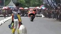 Mengaitkan dengan kejadian yang terjadi pada sebuah event balap di Indonesia beberapa waktu lalu, Marc Marquez diadang seorang rider sambil membawa karung.  (Foto: Instagram)