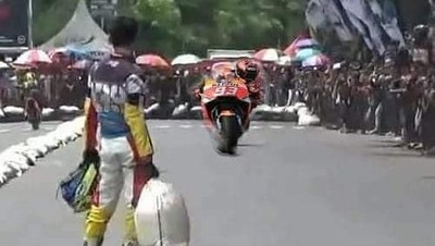 Meme-meme Lucu Rossi vs Marquez