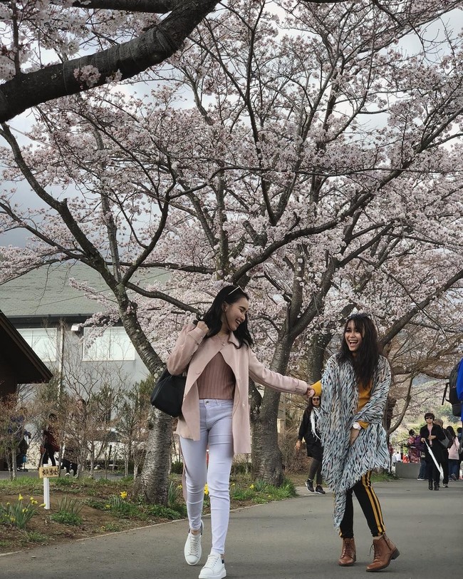 Pembawa acara Brownis di Trans TV itu tampak sangat bahagia saat liburan. Selain tas Hermes, Ayu Ting Ting juga melengkapi penampilannya dengan sneakers berwarna putih dari brand Alexander McQueen. Foto: Instagram