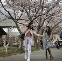 Pembawa acara Brownis di Trans TV itu tampak sangat bahagia saat liburan. Selain tas Hermes, Ayu Ting Ting juga melengkapi penampilannya dengan sneakers berwarna putih dari brand Alexander McQueen. Foto: Instagram