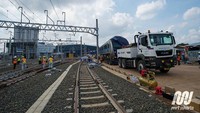 Setelah 12 gerbong pertama, masih akan ada 84 gerbong kereta lagi yang harus ditarik oleh kereta langsir mungil ini. Istimewa/MRT Jakarta.