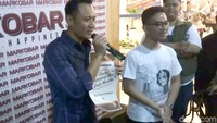 Gibran pun mempersilakan AHY duduk di bangku kafe. Martabak 8 rasa pun dihidangkan untuk AHY. Gibran bahkan memotongkan martabak dan menyajikannya ke piring. 