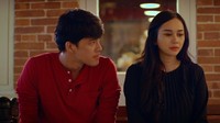 Morgan dan Aura Kasih berperan sebagai sepasang kekasih beda usia dalam film yang dibuat berdasarkan novel karya Mira W. (Dok. Max Pictures)