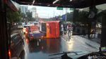 Penampakan TransJakarta Terguling di Depan UKI