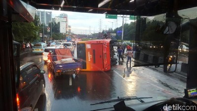Penampakan TransJakarta Terguling di Depan UKI