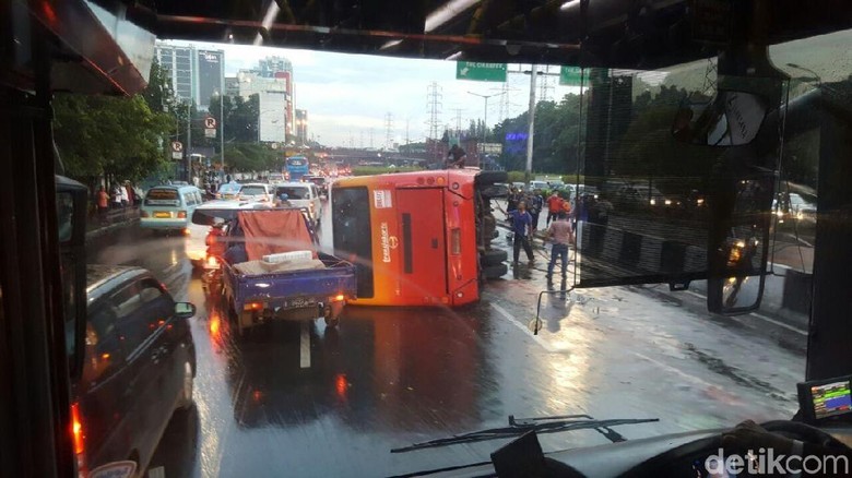 Pemprov DKI Sanksi Operator Bus TransJ yang Terguling Depan UKI Pemprov DKI Sanksi Operator Bus TransJ yang Terguling Depan UKI