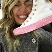 Miley Cyrus Kolaborasi dengan Converse, Rilis Sneakers Tema '90-an