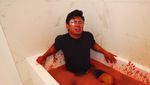Foto: Ekspresi Mandi Berendam Pakai Air Cabai, Berani atau Konyol?