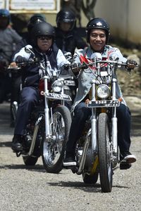 Menteri Basuki saat mendampingi Presiden Jokowi touring motor ke Sukabumi