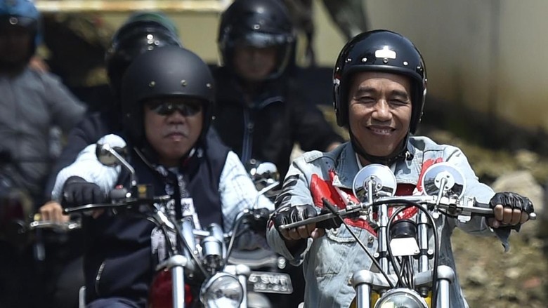 Jokowi saat touring naik motor Foto: ANTARA FOTO/Puspa Perwitasari Jokowi saat touring naik motor Foto: ANTARA FOTO/Puspa Perwitasari