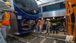 Mengenal si Mungil nan Perkasa yang Susun Kereta MRT di Atas Rel