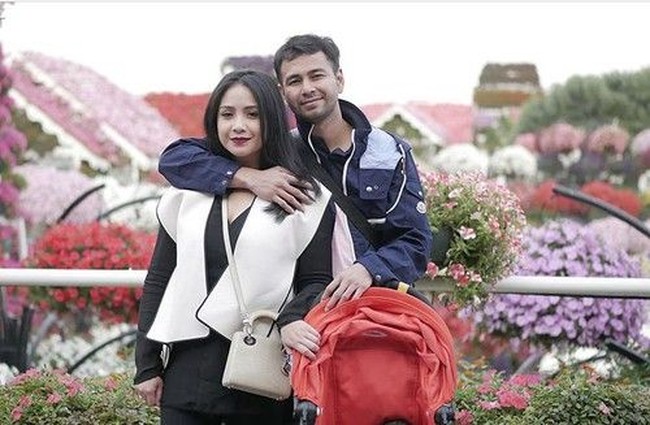 Nagita Slavina dan Raffi Ahmad berpose mesra di Dubai Miracle Garden. Nagita tampak stylish memakai busana monokrom dan tas Christion Dior ‘Diorissimo’ berwarna beige. Tas tersebut harganya US$ 3.450 atau sekitar Rp 47,5 juta. Foto: Instagram