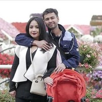 Nagita Slavina dan Raffi Ahmad berpose mesra di Dubai Miracle Garden. Nagita tampak stylish memakai busana monokrom dan tas Christion Dior ‘Diorissimo’ berwarna beige. Tas tersebut harganya US$ 3.450 atau sekitar Rp 47,5 juta. Foto: Instagram