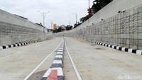 Di dalam Underpass Mampang terdapat dua jalur dengan empat lajur yang masing masing bisa memuat 2 mobil di setiap jalurnya. 