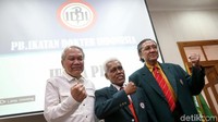 Pengurus Besar Ikatan Dokter Indonesia (PB IDI) menunda pemecatan Kepala Rumah Sakit Pusat Angkatan Darat (RSPAD) Gatot Soebroto, Dr dr Terawan Agus Putranto, SpRad, yang terkenal dengan terapi cuci otak. IDI akan memeriksa dr Terawan terlebih dahulu. (Foto: Ari Saputra)