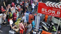 PKL berjualan di depan pintu masuk Blok B Pasar Tanah Abang.