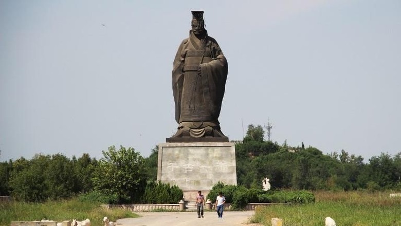 Foto: Patung Kaisar Pertama China yang Terguling karena Angin