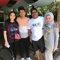 Berpose bersama sang suami Raffi Ahmad dan bintang Si Doel Anak Sekolahan, Rano Karno, Nagita Slavina terlihat memakai tas selempang dari brand Prada yang harganya mencapai Rp 28,5 juta. Foto: Instagram