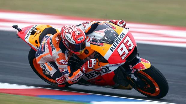 Marc Marquez dinyatakan bersalah karena menahan laju Maverick Vinales.