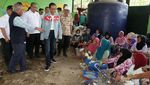 Gaya Mendes Dampingi Jokowi Tinjau Padat Karya