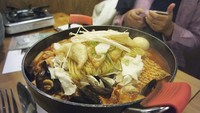 Ini menu makanan hangat yang nikmat khas Korea yang disukai Dea. Kuahnya yang agak kemerahan makin enak disantap dengan mie, jamur dan beberapa pelengkap seperti telur dan seafood. Slurp, enak! Foto: Instagram @deaannisa