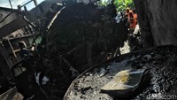Kebakaran itu menghanguskan barang-barang yang ada di bengkel, termasuk sebuah BPKB.
