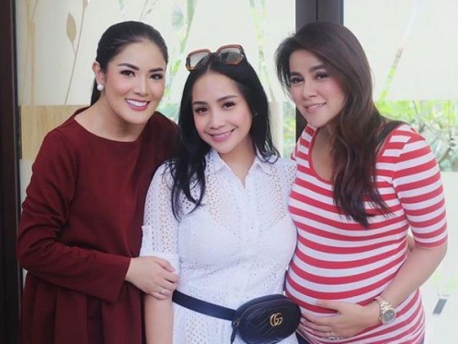 Nagita Slavina tidak hanya punya satu tas pinggang atau belt bag yang kekinian. Dia juga pernah tertangkap kamera memakai belt bag dari brand Gucci saat berpose bersama rekan selebritinya Nindy dan Olla Ramlan. Tas pinggang yang dipakai Nagita ini harganya mencapai US$ 1.050 atau sekitar Rp 14 jutaan. Foto: Instagram