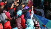 Bus Tanah Abang Explore diserbu penumpang.